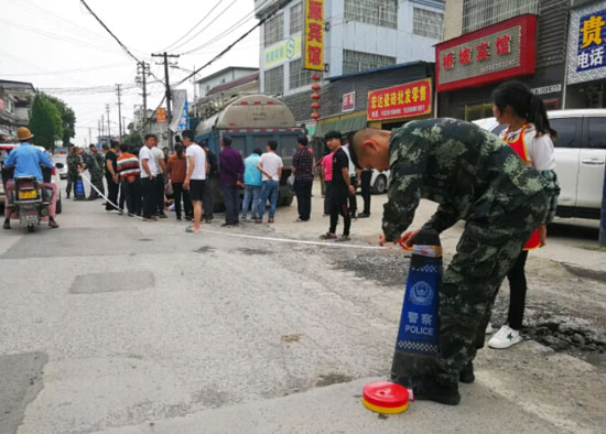 橋坡地磅站一貨車過(guò)磅時(shí)撞倒老人并卷入車底